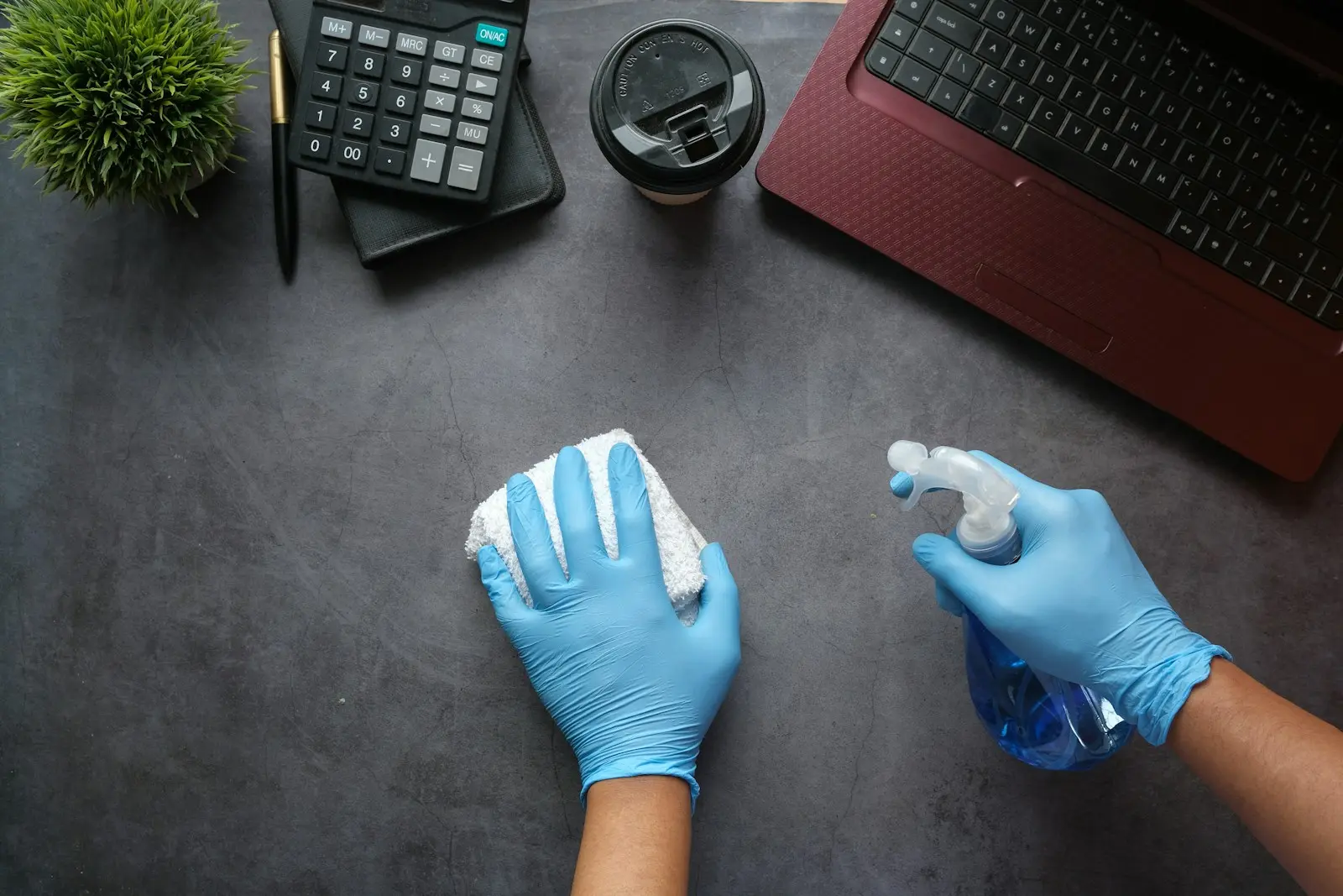 Handen reinigen zorgvuldig een kantoorwerkplek