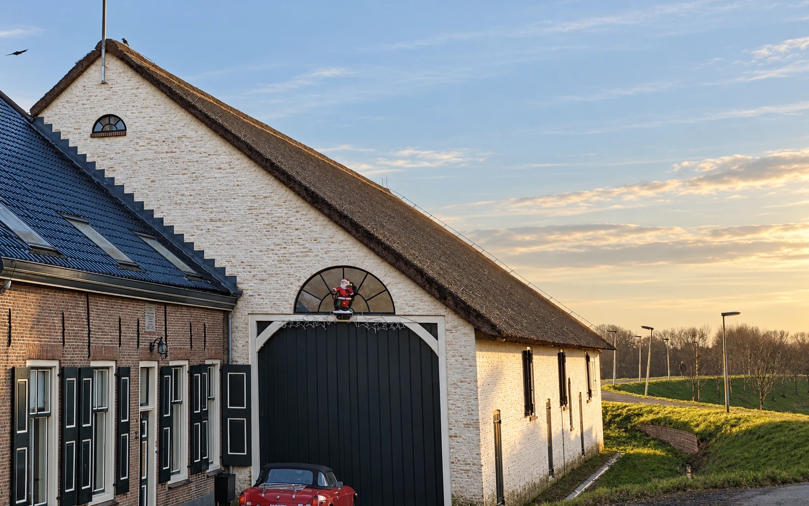 Na reiniging: illustratie van een witte boerderijgevel voor en na hogedrukreiniging