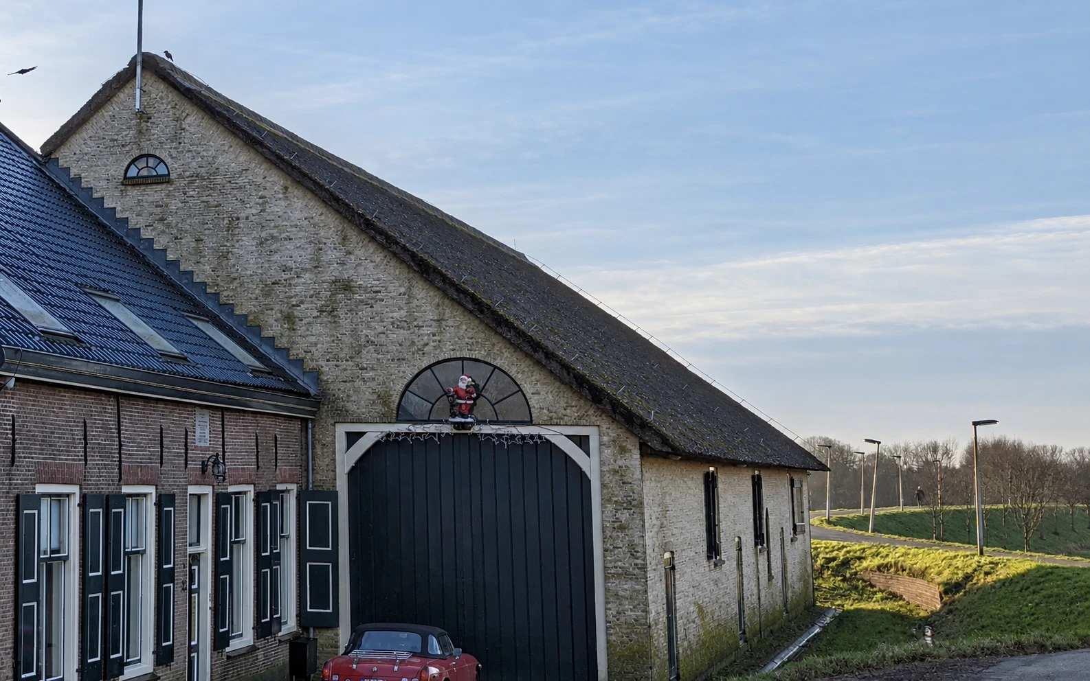 Voor reiniging: illustratie van een witte boerderijgevel voor en na hogedrukreiniging
